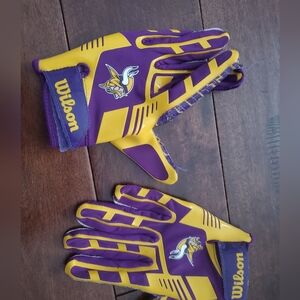 Wilson  Reciver Football Gloves Minnesota Vikings Size Medium Youth
